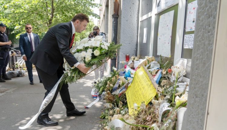 Osmani vendosi lule në “Vladislav Ribnikar”: Të bashkuar mund të parandalojmë tragjedi të tilla në të ardhmen