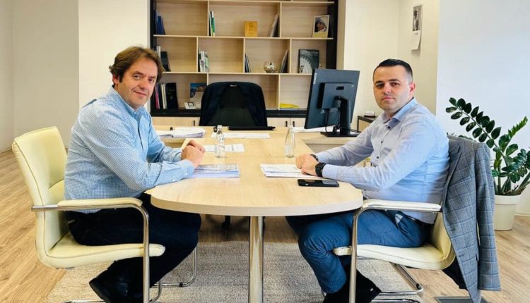 Emir Sulejmani nga BDI-ja i siguron mjetet për ujësjellësin  e Treboshit (FOTO)