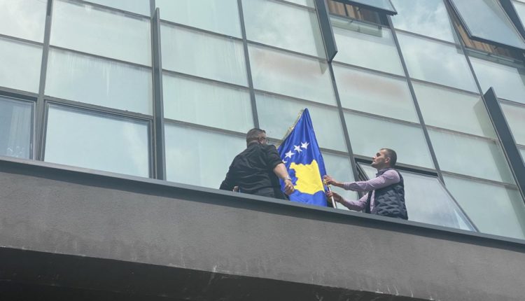 Në Komunën e Mitrovicës së veriut vendoset Flamuri i Kosovës