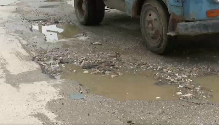 Rrugët e Tetovës të mbushura me gropa dhe të lëna në harresë nga Komuna, reagojnë qytetarët… (VIDEO)