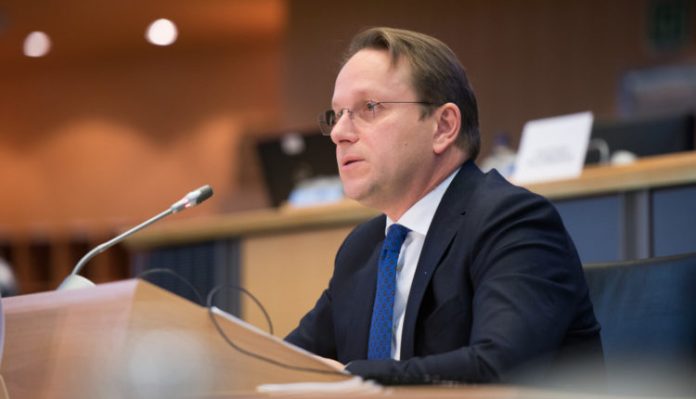 Varhelyi dënoi veprimin e Maqedonisë së Veriut që nuk lejoi eurodeputetin bullgar të hyjë në Maqedoni