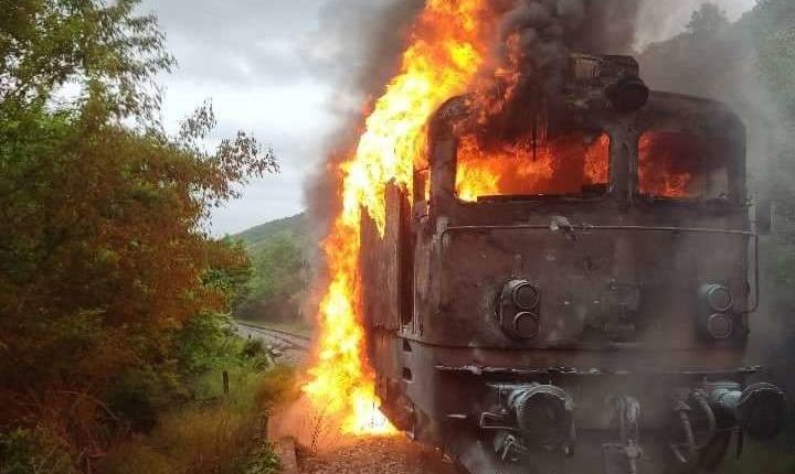 Merr flakë treni i mallrave në Maqedoni, drejtuesi shkëput lokomotivën për të shpëtuar vagonët