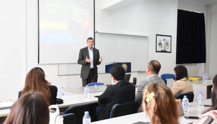 Qendra për Paqe dhe Komunikim Transkulturor e UT-së organizoi punëtori me Prof. Dr. Jim Lofton, profesorin e njohur nga Shtetet e Bashkuara të Amerikës