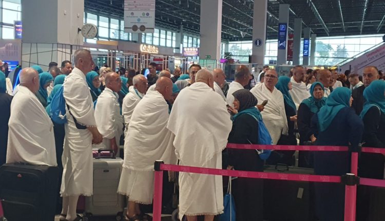 Nisen haxhinjtë e parë për në vendet e shenjta