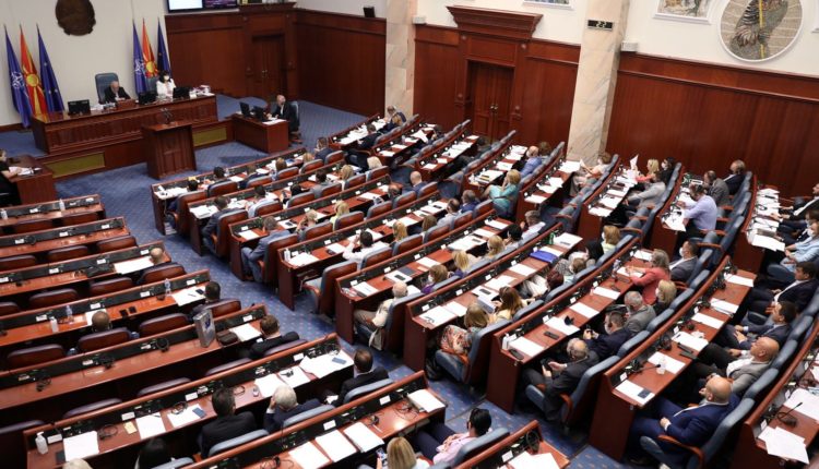 Në Kuvend po mbahet debati për barazinë gjinore