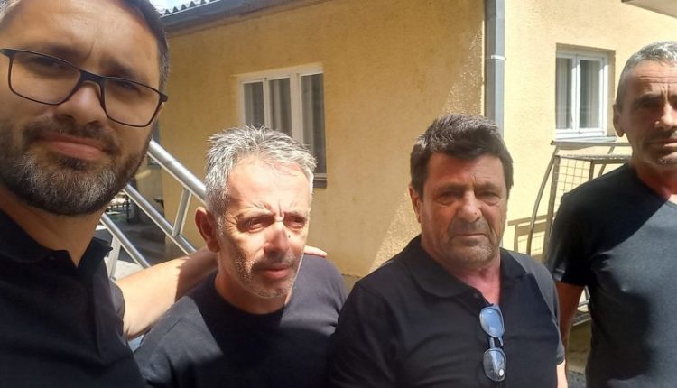 Publikohet fotoja e parë pas lirimit të tre policëve