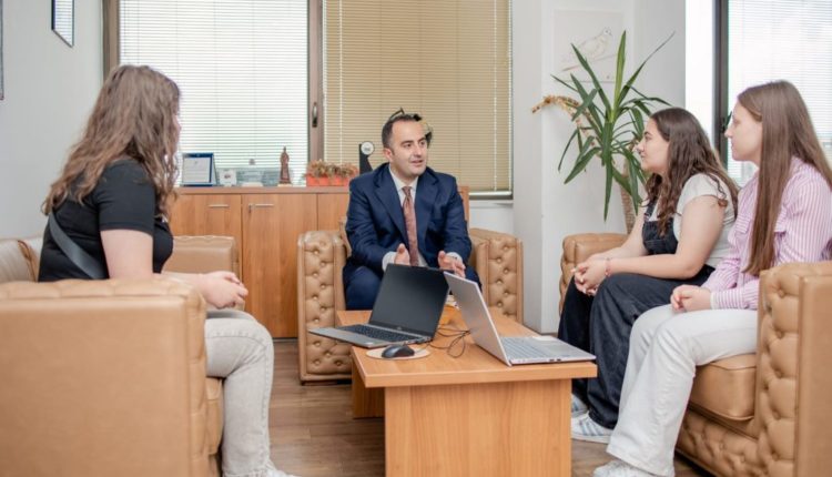 Shaqiri: Po vijon pa probleme procesi i regjistrimit online në shkollë të mesme