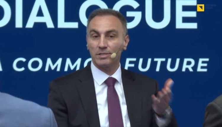 Grubi ironizon “teket” e Mickoskit: A ka ndonjë dëshirë tjetër që “xhindi” mund t’i plotësojë “Aladinit” tonë?
