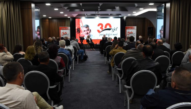 Manifestimi për shënimin e 30 vjetorit të Menduh Thaçit në politik