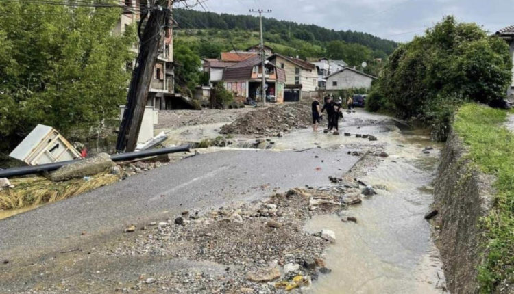 Toka e çarë në mes e vetura nën rrënoja, pamje dramatike nga Peja pas vërshimeve