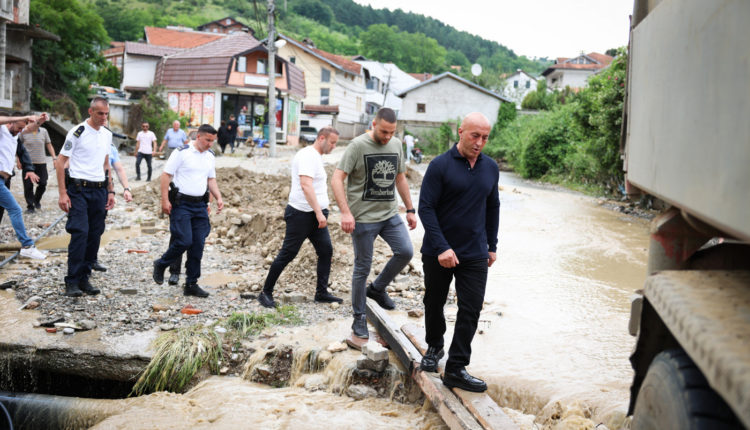 Haradinaj viziton Pejën pas vërshimeve, shkon edhe te familja e viktimave