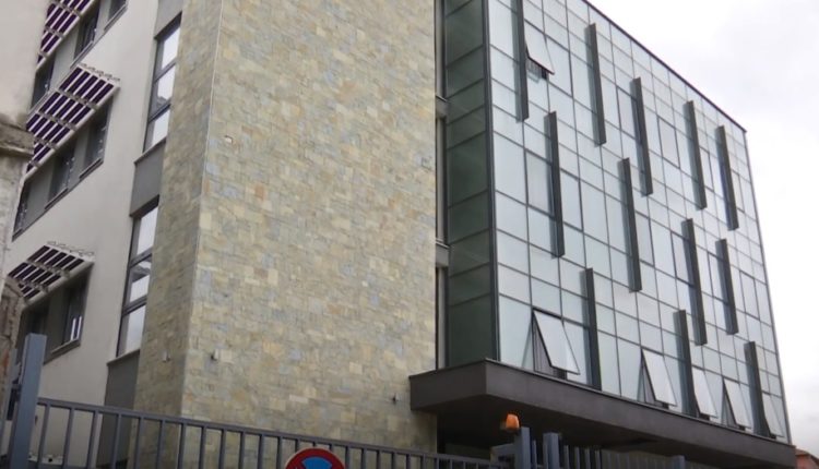 Sulmohet me granatë dore komuna e Mitrovicës së Veriut