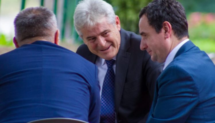 Albin Kurti arrin në forumin e Prespës në Strugë takohet me Ali Ahmetin