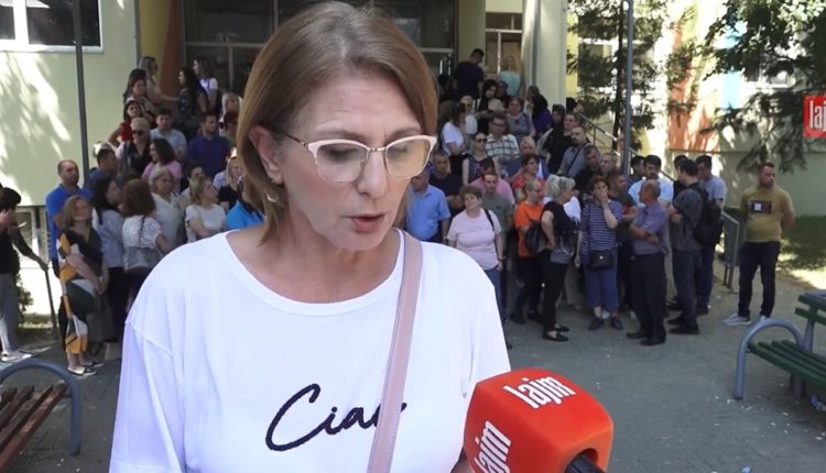 Arsimtarët e “26 Korrikut” në protesta, kërkojnë kthimin e drejtorit të shkarkuar Driton Ganiu