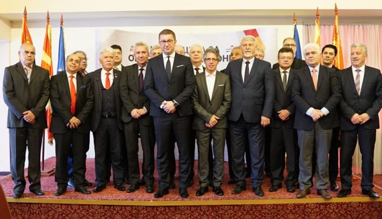 Jakimovski tallet me Mickovskin, “Tollovi nëpër dyqane… blejnë kostume ata të VMRO-së”