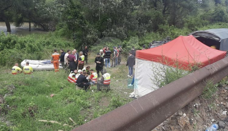 Vetura me targa të Shkupit dyshohet se tejkaloi kolonën dhe shkaktoi aksidentin, Angellov: Kërkimet për shtetasit kosovarë po zhvillohen në kushte të vështira