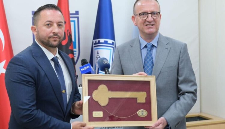 Mehaj merr “Çelësin e Qytetit” të Gostivarit