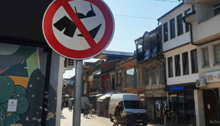 Komuna e Strugës ndalon ecjen me veshje plazhi nëpër qytet