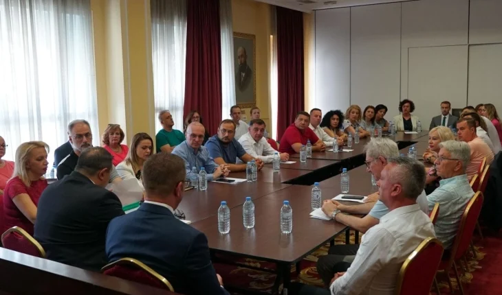 Mickoski pas takimit me Grupin e deputetëve të partisë: Mbështetje për qëndrimin se nuk do të ketë ndryshime kushtetuese nën diktatin bullgar