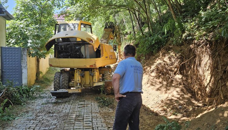 Disa familje dhurojnë tokën për zgjerimin e rrugës në Sllatinë