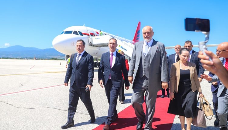 Grubi priti Ramën në aeroport (VIDEO)