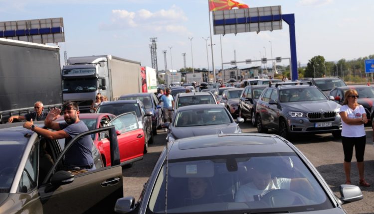 Për hyrje dhe dalje nga Maqedonia e Veriut pritet rreth një orë