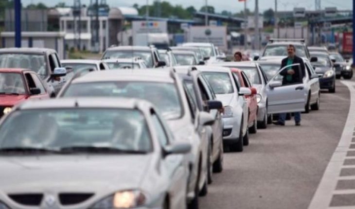 Rritet numri i automjeteve në pikat kufitare të Maqedonisë, koha e pritjes është rreth gjysmë ore