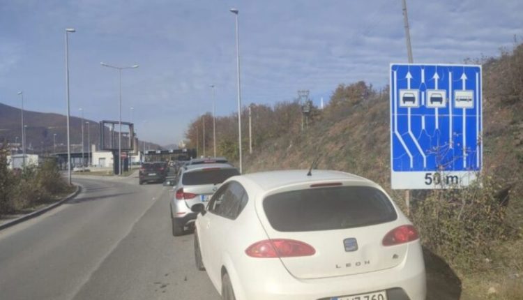 Radhë të gjata në vendkalimin kufitar “Bllacë”
