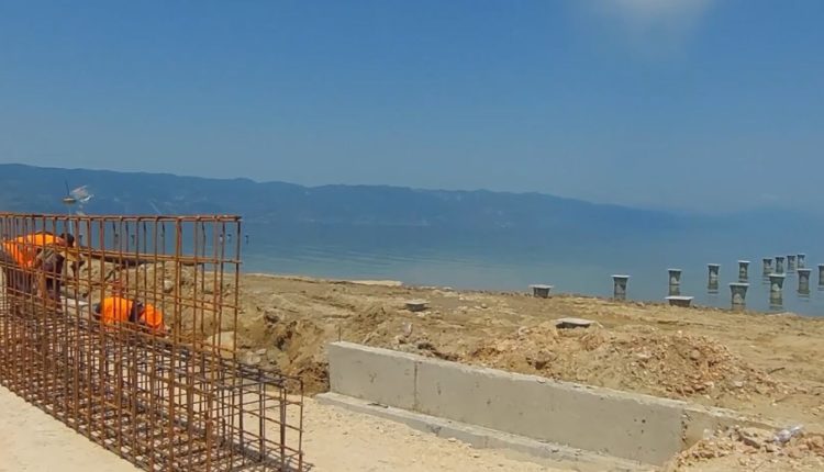 Vazhdojnë punimet përreth liqenit në Pogradec/ Pala maqedonase e pa njoftuar, ambientalistët me kritika