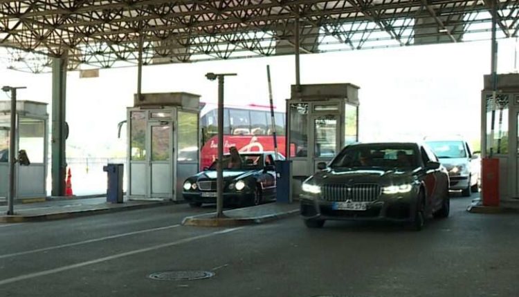 Pritjet e gjata në vendkalimin kufitar Bllacë, shkaktojnë revoltë tek udhëtarët