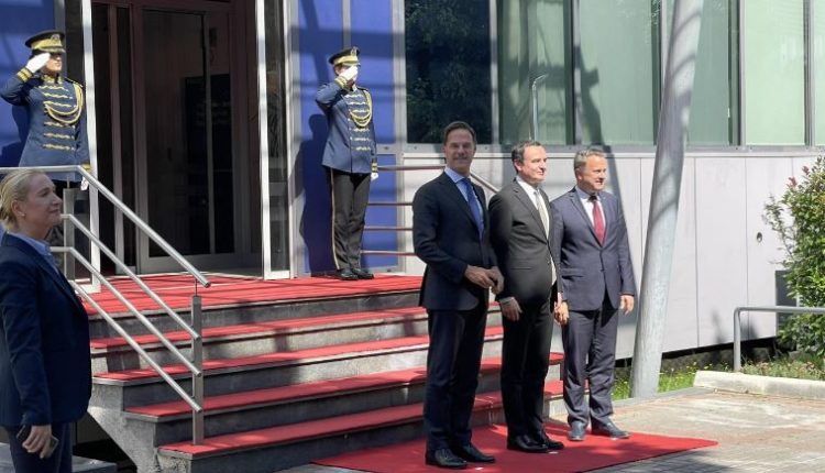 Kurti pret në takim homologët Rutte dhe Bettel