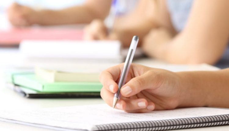 Rritet numri i studentëve, dominojnë vajzat