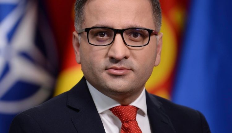 Fatmir Besimi me 10 mijë denarë bleu “fletobligacion të qytetarëve”, ftoi edhe të tjerët ta bëjnë të njëjtën