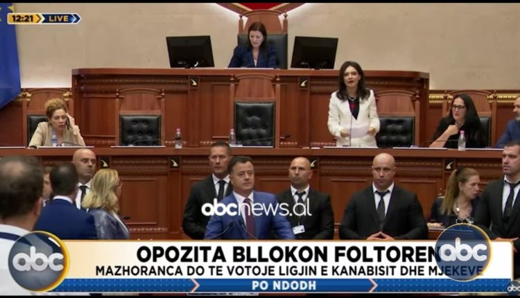 Video/ Tension në seancë, opozita bllokon foltoren e Kuvendit, Spiropali: Garda të largohet, nuk kemi frikë
