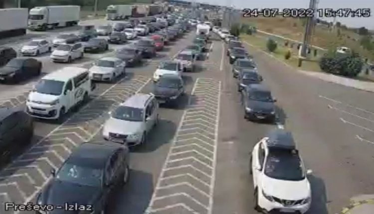 Në vendkalimet kufitare Bogorodicë dhe Tabanoc për dalje nga RMV pritet deri 45 minuta