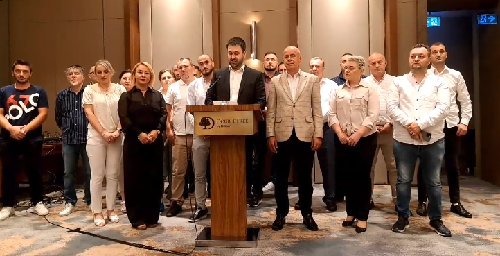 Arjanit Hoxha thumbon Izet Mexhitin: Nuk mundet formacioni i tij të na tregoi se si duhet të bëhet opozitë