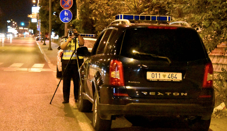 Tre persona arrestohen, vozisnin me shpejtësi të madhe në autostradë