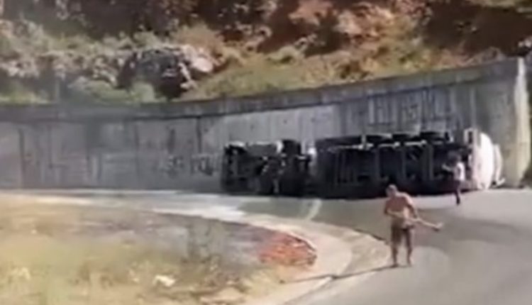 Aksident në Qafë Thanë, autoboti me naftë përmbyset në mes të rrugës