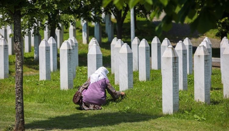 28 vjetori i gjenocidit në Srebrenicë – sonte në Prishtinë do të ndezën qirinj në përkujtim të viktimave