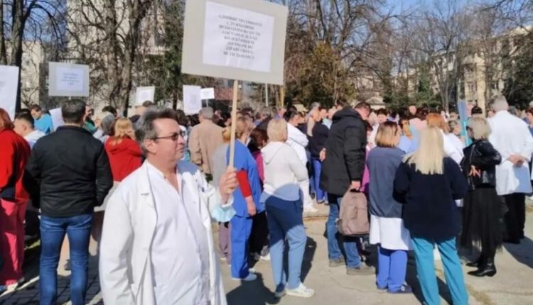 Sindikatat e Shëndetësisë paralajmërojnë “vjeshtë të nxehtë” nëse nuk u rriten pagat