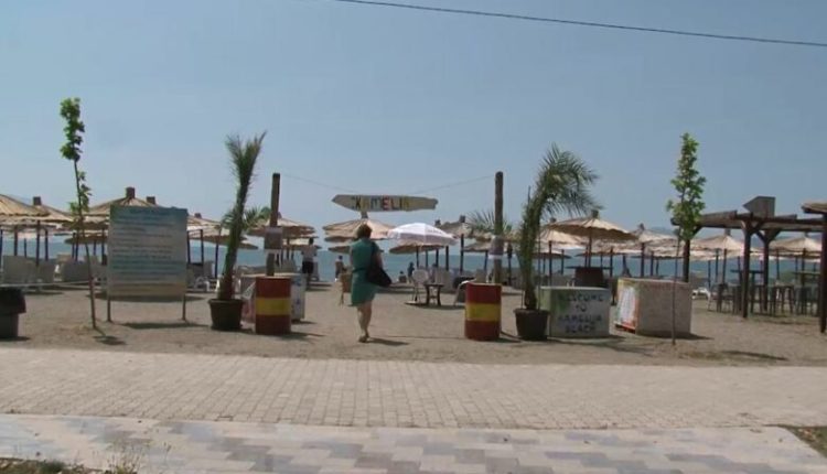 Sezoni veror drejt përfundimit, plazhet në Strugë janë gjysmë të zbrazëta