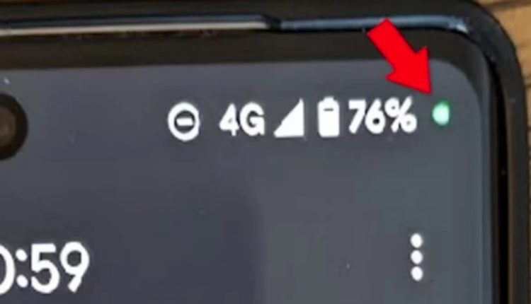 A e keni vënë re një dritë të gjelbër në telefonin tuaj? Ja pse duhet të alarmoheni