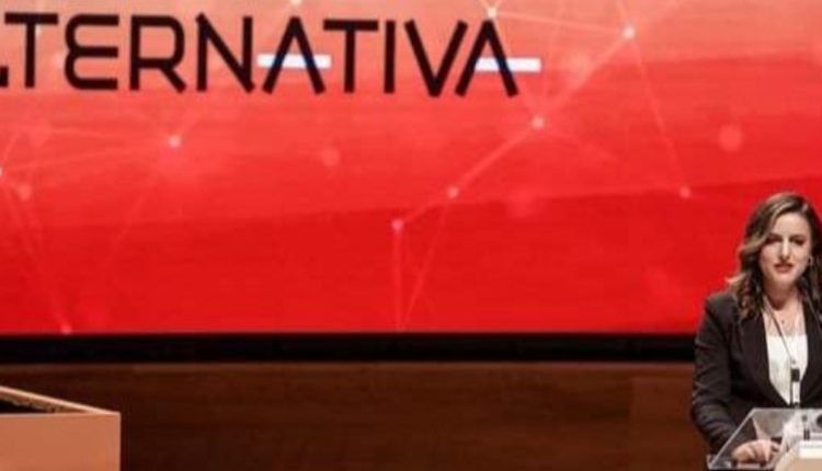 Deputetja Safije Sadiki Shahini ia kthen shpinën Afrim Gashit: Do të votojë ndryshimet kushtetuese
