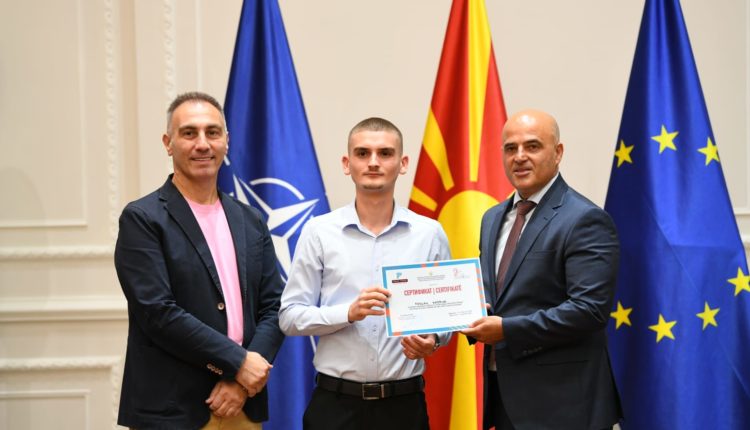 Ndahen certifikatat për pjesëmarrësit për përfundimin me sukses të Shkollës për Liderë të Rinj „Peace forum dialogue”