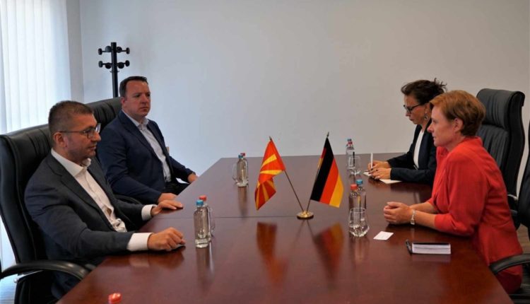 Mickoski në takim me Dreksler: Qeveria nuk ka mbështetje për ndryshimet kushtetuese