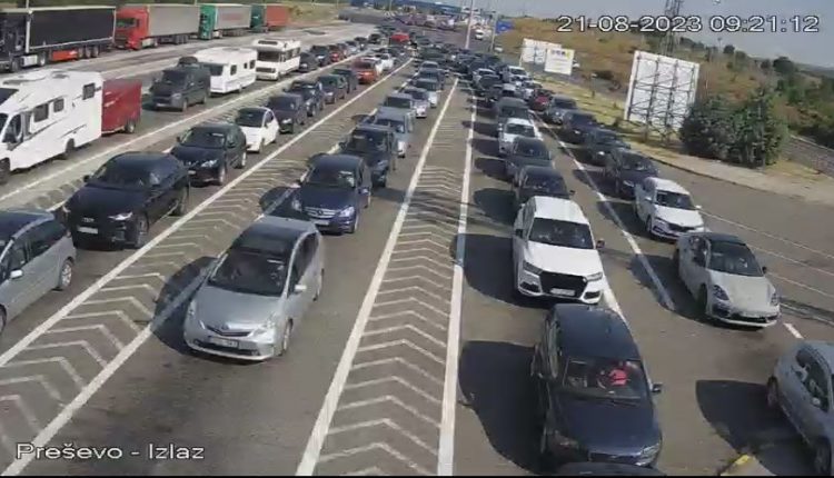 Tabanoc, kolona të gjata veturash në kufirin me Serbinë
