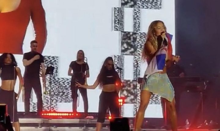 Rita Ora në Hungari interpreton me flamur të Serbisë