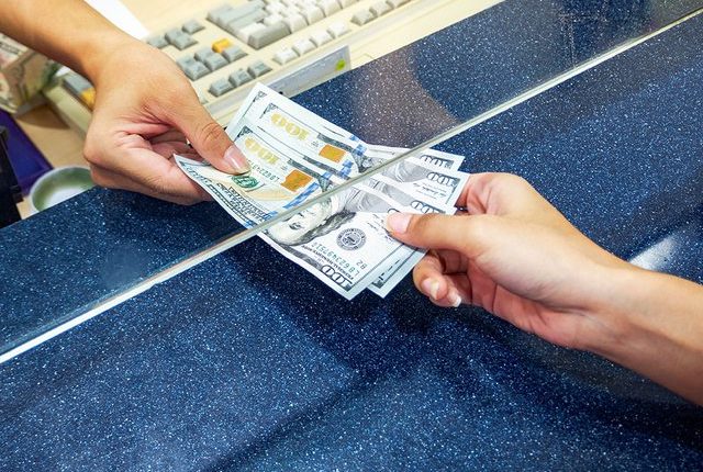 Euro kapërcen mbi 110 lekë, forcohen edhe dollari dhe poundi