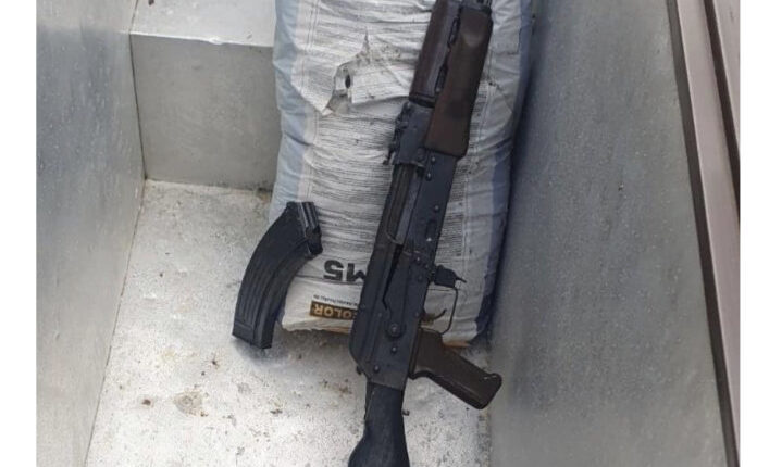 Fshehu kallashnikovin në frigorifer, policia arreston 43-vjeçarin nga Shkupi