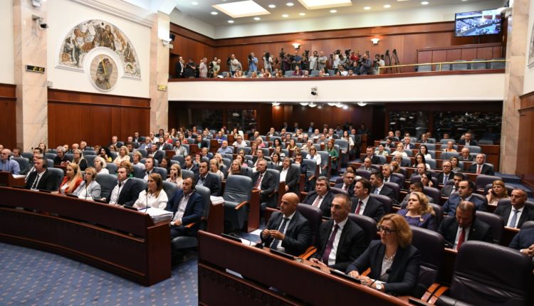 Xhaferi ndërpret seancën, deputetët e VMRO-DPMNE-së të revoltuar fillojnë të bërtasin